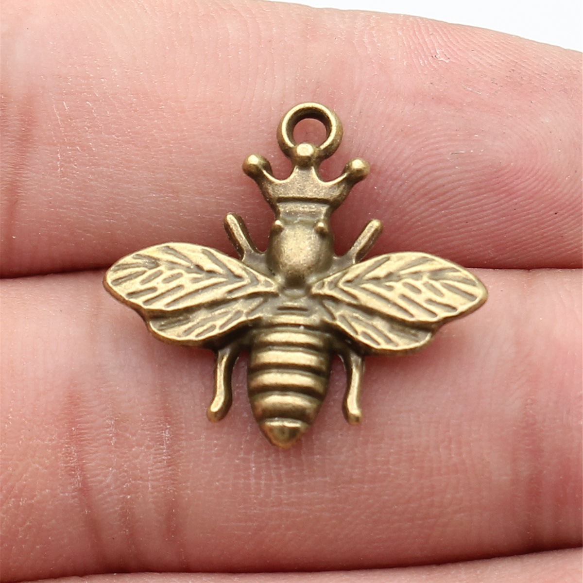 Queen Bee Insect Charm Pendant - đánh giá và giá Vintage Fashion Stores